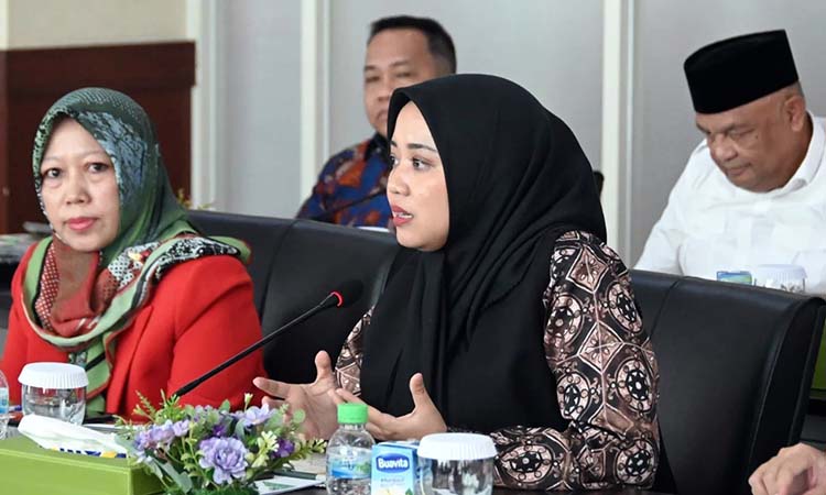 Anggota DPR RI Dini Rahmania (kerudung hitam) saat melakukan kunjungan ke UIN Sunan Ampel Surabaya.