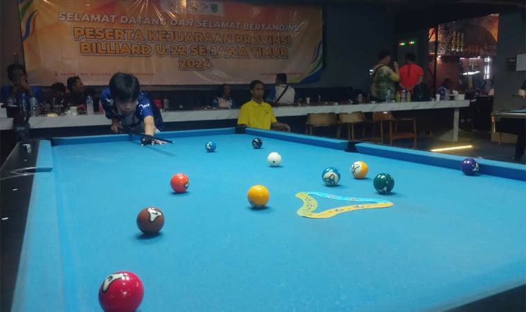 SERIUS: Salah satu atlet asal Kota Probolinggo, Nathanael Robertson saat mengikuti Kejurprov Billiard U-22 se Jawa Timur di JnC Resto and Pool, Kota Probolinggo, S