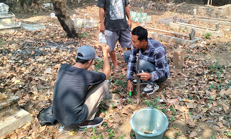 BUAT KOTAK: Tim dari BPK Wilayah XI Jatim saat mengawali ekskavasi Candi Kesiman. Mereka berhasil menemukan sejumlah artefak hingga arca.