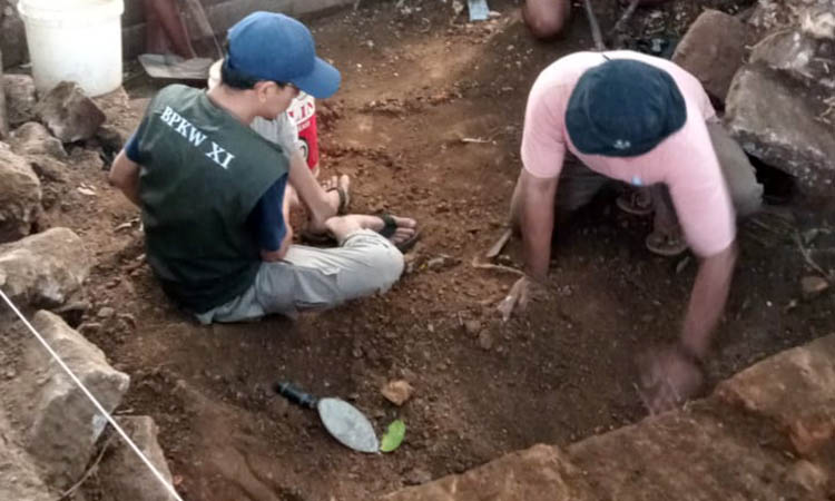 GALI: Proses penggalian yang dilakukan tim untuk menemukan struktur candi dan benda-benda peninggalan sejarah.