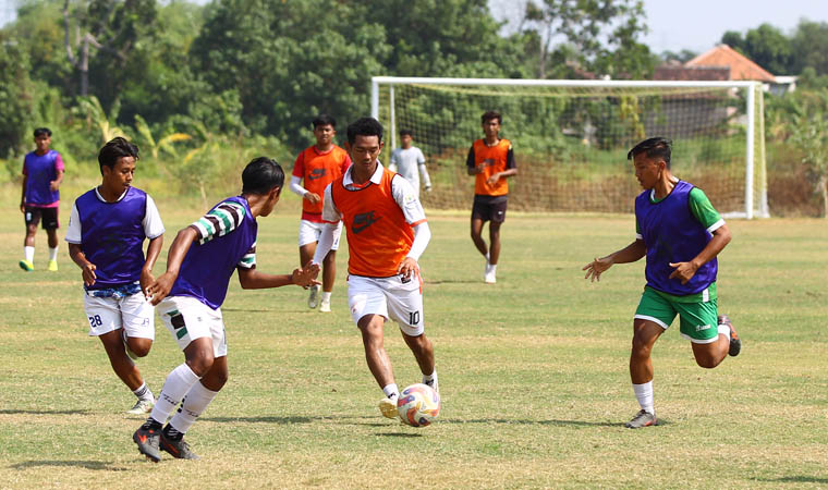 KERANGKA TIM: Pemain yang mengikuti seleksi Persekabpas di lapangan Mojoparon, Rembang, Jumat (15/11) pagi. Nampak Nofi Atmaja (tengah), eks Persekabpas di musim lalu yang berpotensi memperkuat Laskar