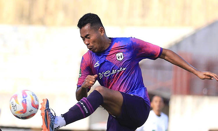 PERTAHANAN LEMAH:&nbsp;Pemain RANS Nusantara FC saat berlaga. Buruknya pertahanan di laga kemarin membuat gawang RANS Nusantara kebobolan empat kali.