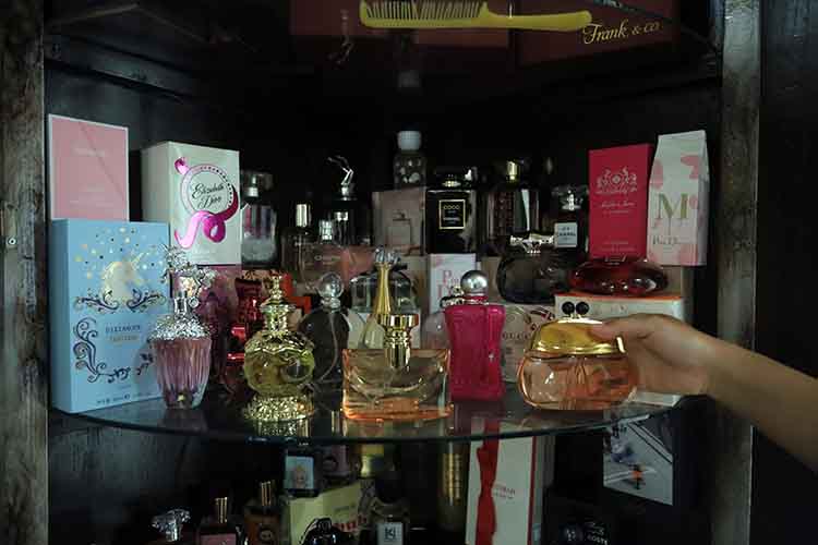 KOLEKSI: Sejumlah koleksi parfum mewah milik Diyan Mei Ikawati, warga Kelurahan Mangunharjo, Kecamatan Mayangan, Kota Probolinggo.