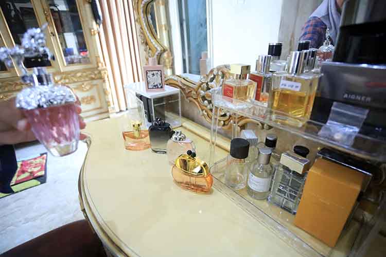 BARANG MAHAL: Salah satu parfum koleksi Diyan Mei Ikawati, yang harganya mencapai jutaan rupiah.