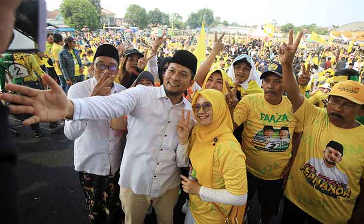 SEMANGAT: Paslon Wali Kota-Wakil Wali Kota Probolinggo Fernanda Zulkarnain dan Abdullah Zabut berswafoto bersama para pendukungnya, Sabtu (16/11).