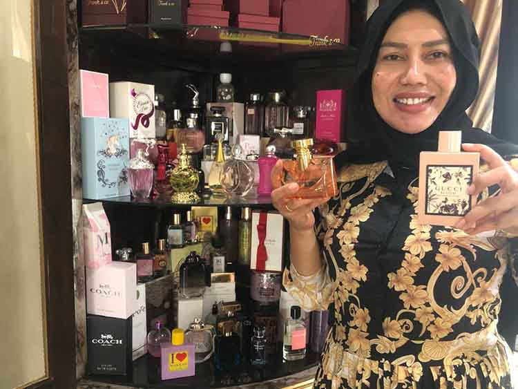 SELALU WANGI: Diyan Mei Ikawati, menunjukkan sejumlah parfum koleksinya.