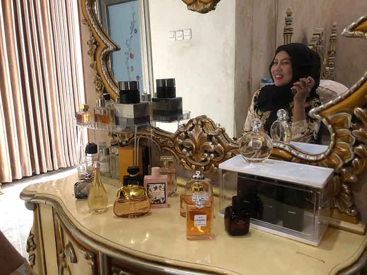 WANGI: Diyan Mei Ikawati, warga Kelurahan Mangunharjo, Kecamatan Mayangan, menggunakan salah satu parfumnya.