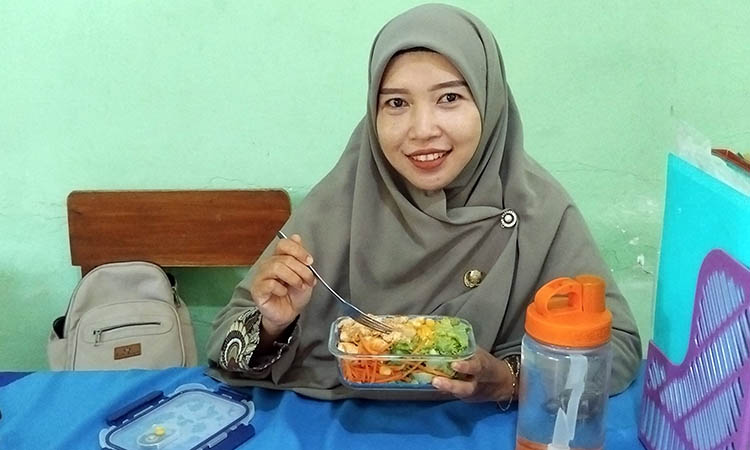 BEKAL SEHAT: Ely Erlina Arianti, guru SDN Kalirejo II menunjukkan bekal sarapan yang dibawa. Pola hidup sehat, mengganti nasi dengan sayur-sayuran dan protein hewani menjadi pilihan ibu tiga anak ini.
