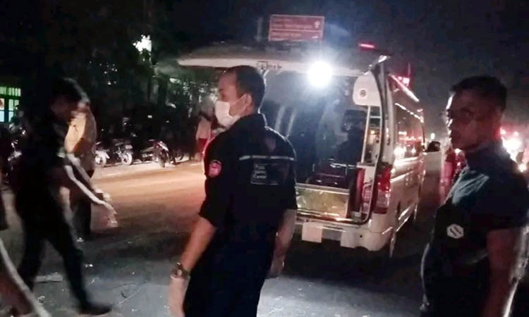 DIEVAKUASI: Jenazah Samsul Arifin, saat dievakuasi petugas kesehatan ke RSUD dr R Soedarsono. Korban meninggal dunia, usai kecelakaan yang menimpanya.
