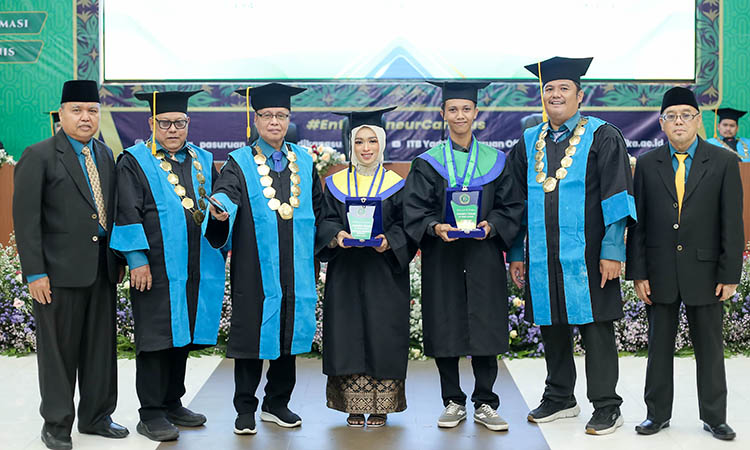 APRESIASI: Pemberian apresiasi kepada wisudawan terbaik dari Pengurus Yayasan Yayasan Pendidikan Swakarya (Yadika).