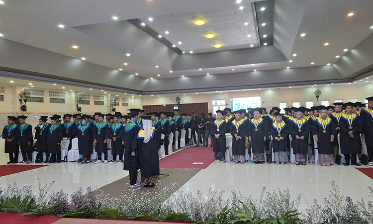 DIWISUDA: Sebanyak 199 wisudawan beserta keluarga dan kerabat dalam Wisuda Ke-XXI di Auditorium ITB Yadika Pasuruan.