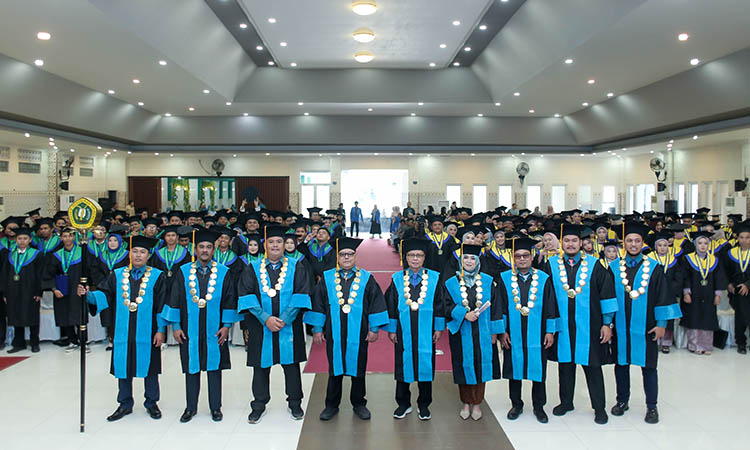 BERSAMA: Senat ITB Yadika Pasuruan bersama ratusan wisudawan yang diwisuda pada Sabtu, 16 November 2024.