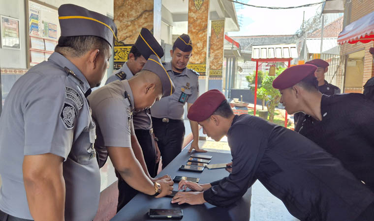 DICEK: Handphone petugas Lapas Pasuruan diperiksa untuk memastikan bebas dari aplikasi perjudian.