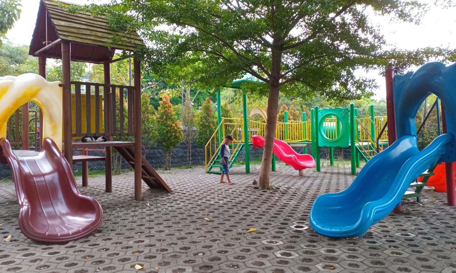 AKAN DIGANTI: Fasilitas permainan anak-anak di Alun-Alun Kraksaan yang rusak akan diganti tahun depan.