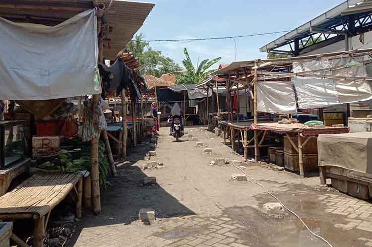 BELUM PINDAH: Sejumlah lapak pedagang yang dibangun secara mandiri oleh warga belum pindah dari lokasi pembangunan bedak sementara di Pasar Leces, Selasa (19/11).