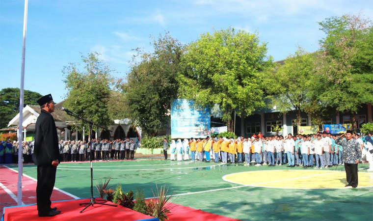 SEMANGAT: Pimpinan Daerah Muhammadiyah (PDM) Kota Pasuruan H. Abu Nasir, M.Ag memimpin Apel Akbar bersama Ribuan pelajar dan warga Muhammadiyah. (Erri Kartika/Jawa Pos Radar Bromo)