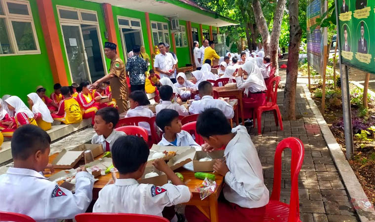 ANTUSIAS: Siswa SDN Petahunan 2 yang ikut dalam makan bergizi gratis dalam Milad Muhammadiyah ke-112 di Kota Pasuruan.