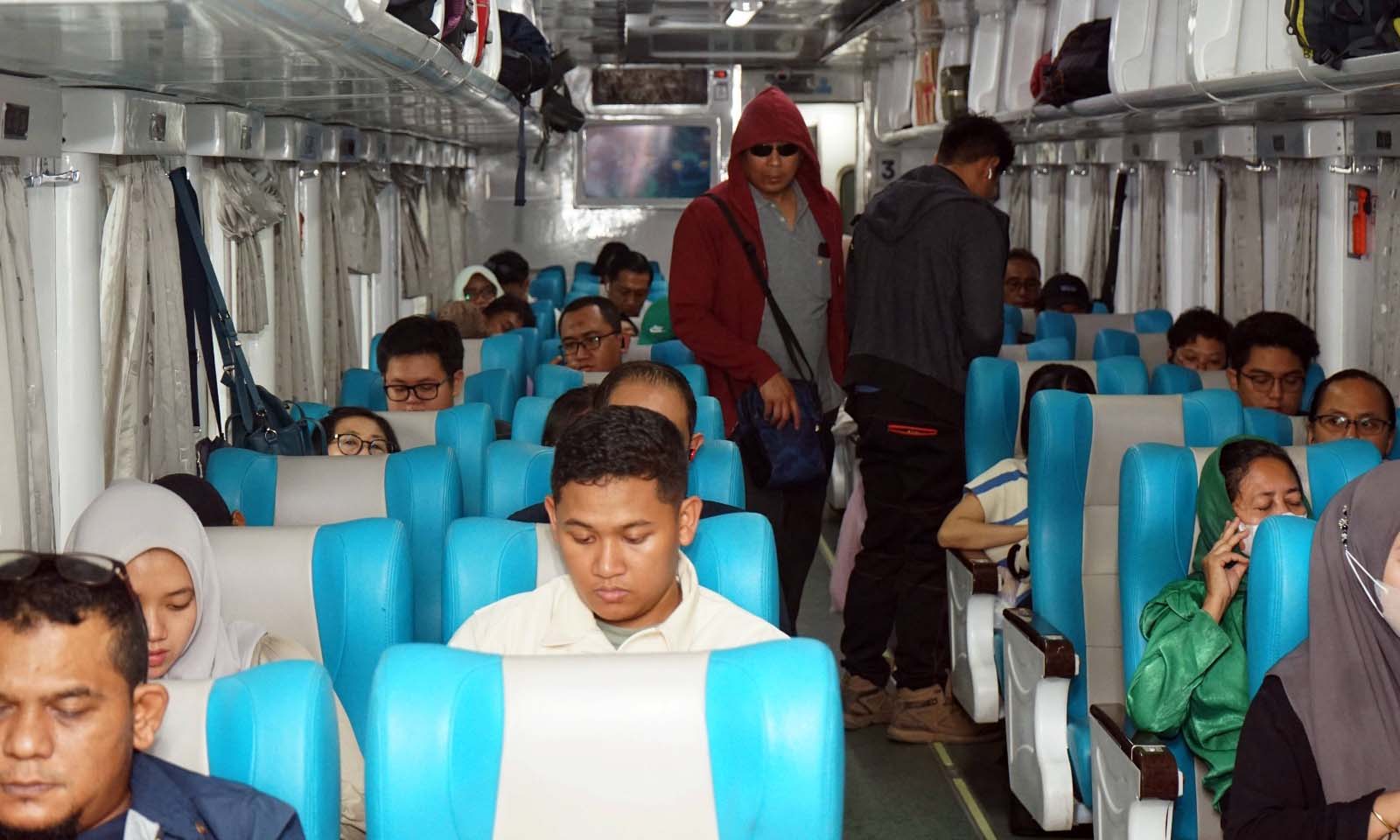 RAMAI: Sejumlah penumpang yang naik KA Mutiara Timur dengan Relasi Ketapang menuju Surabaya, Kamis (15/11).