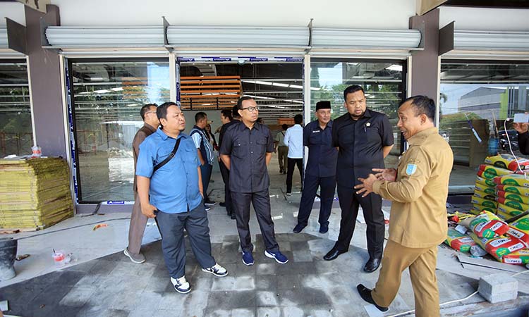 Dewan saat ditemui kepala DPMPTSP M Abas di proyek Superindo Probolinggo. (Zainal Arifin/ Radar Bromo)