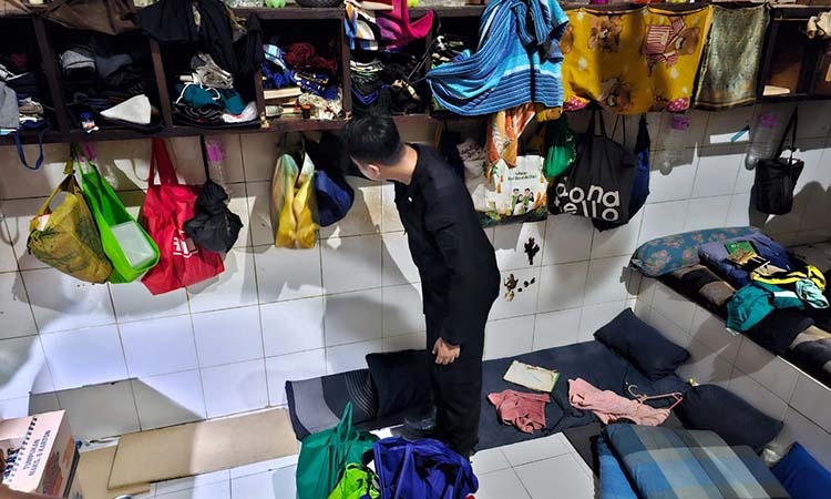 RAZIA: Petugas Lapas Kelas IIB Probolinggo menggelar razia kamar hunian warga binaan pemasyarakatan (WBP), pada Rabu (20/11) malam.