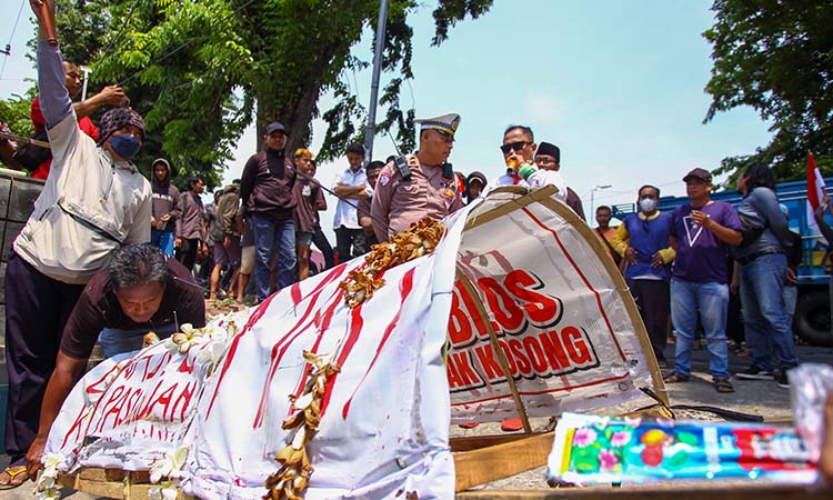 DEMO: Massa pendukung kotak kosong saat menggelar aksi di depan kantor Bawaslu dan KPU Kota Pasuruan. (Mokhamad Zubaidillah/ Radar Bromo)