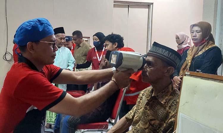 CEK DULU: Proses screening pemeriksaan mata oleh petugas dari JFF dan PMI di dalam RSUD Tongas.