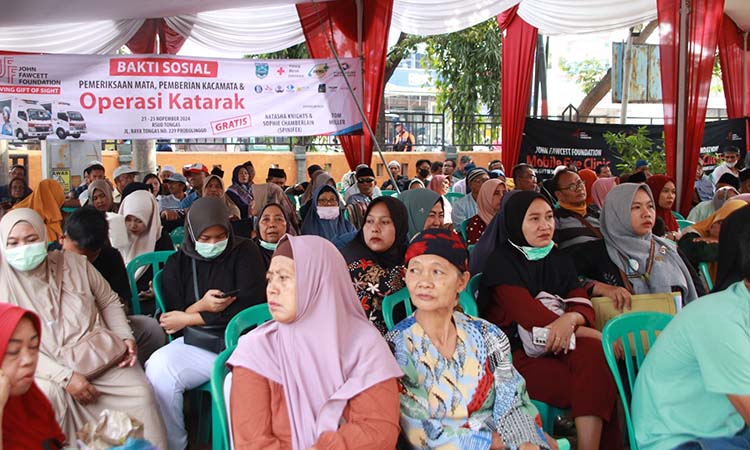 ANTUSIAS: Ratusan warga Kabupaten Probolinggo, tampak hadir antri untuk menjalani pemeriksaan mata di halaman depan RSUD Tongas.
