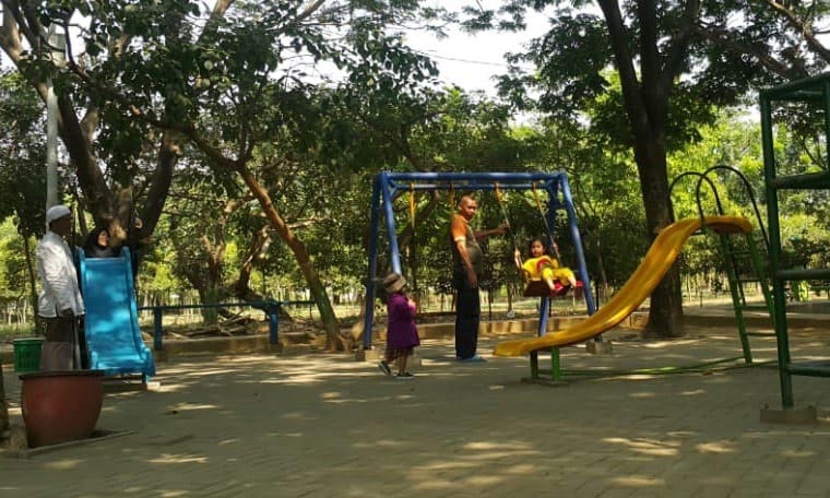 PERLU SENTUHAN: Pj Bupati Pasuruan, Nurkholis saat meninjau Hutan Kota Kalirejo.  Hutan Kota Kalirejo, Kecamatan Bangil yang dinilai perlu mendapatkan sentuhan agar lebih estetik.