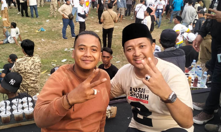 Cabup nomor urut 02 Rusdi Sutejo berpose dua jari bersama simpatisannya