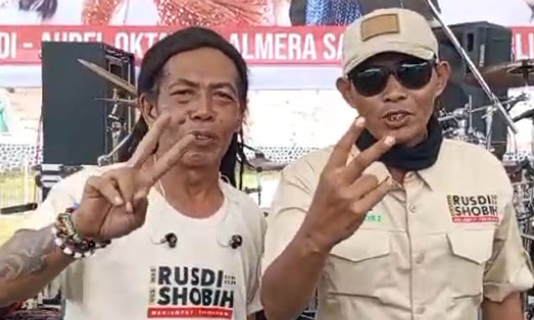 Musisi Sodiq Monata (kiri) yang menjadi penghibur dalam kampanye akbar paslon Rubih.