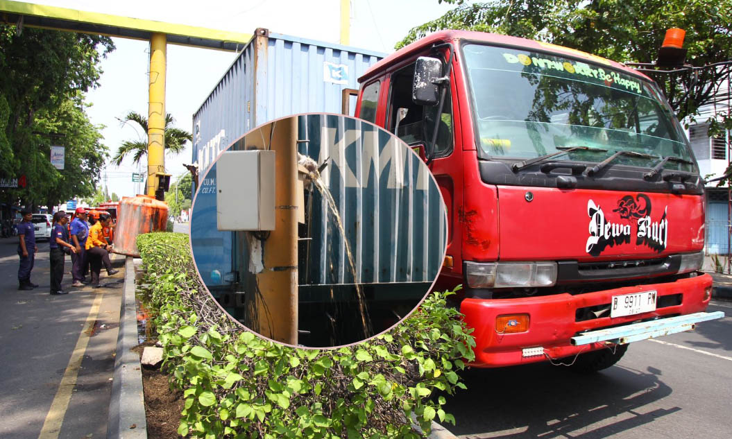 CAIRAN BERACUN?Kontainer yang membawa limbah saat bocor di Jalan Soekarno-Hatta, Jumat (22/11) pagi.