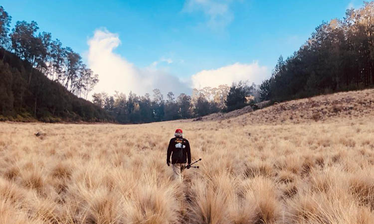 SUBUR: Pakar Epigrafi dan Arkeologi Ismail Lutfi di Sabana menuju Sabana Lonceng, Kawasan Suaka Margasatwa Dataran Tinggi Hyang.