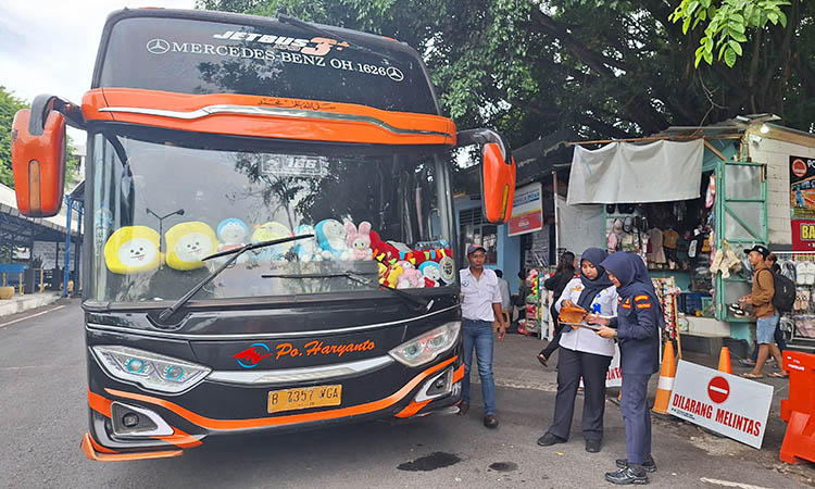 DIPERIKSA: Petugas Terminal Tipe A Pandaan saat melakukan pengecekan terhadap bus yang berada di terminal setempat. Jelang Nataru, pemeriksaan bus ditingkatkan.