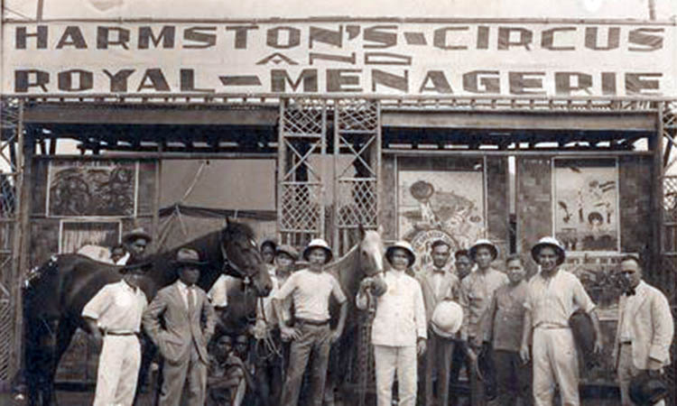 KENANGAN: Sejumlah pemain Sirkus Harmston pada 1928 mengabadikan momen kebersamaan mereka, dengan foto bersama.