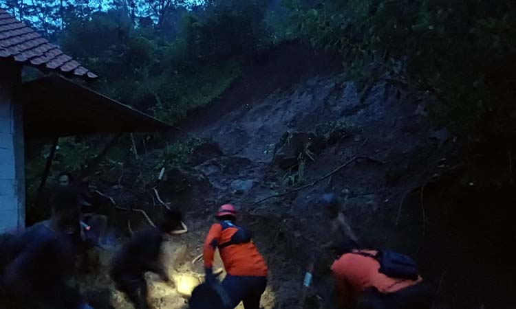 LONGSOR: Kondisi tebing yang alami longsor di Andungbiru, Tiris, Kabupaten Probolinggo.