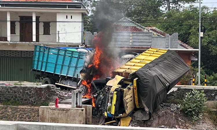 ADU MONCONG: Kondisi dua truk usai terlibat tabrakan adu moncong di Jalan Prof Hamka, depan RSUD Ar Rozy Probolinggo, Senin siang (25/11).