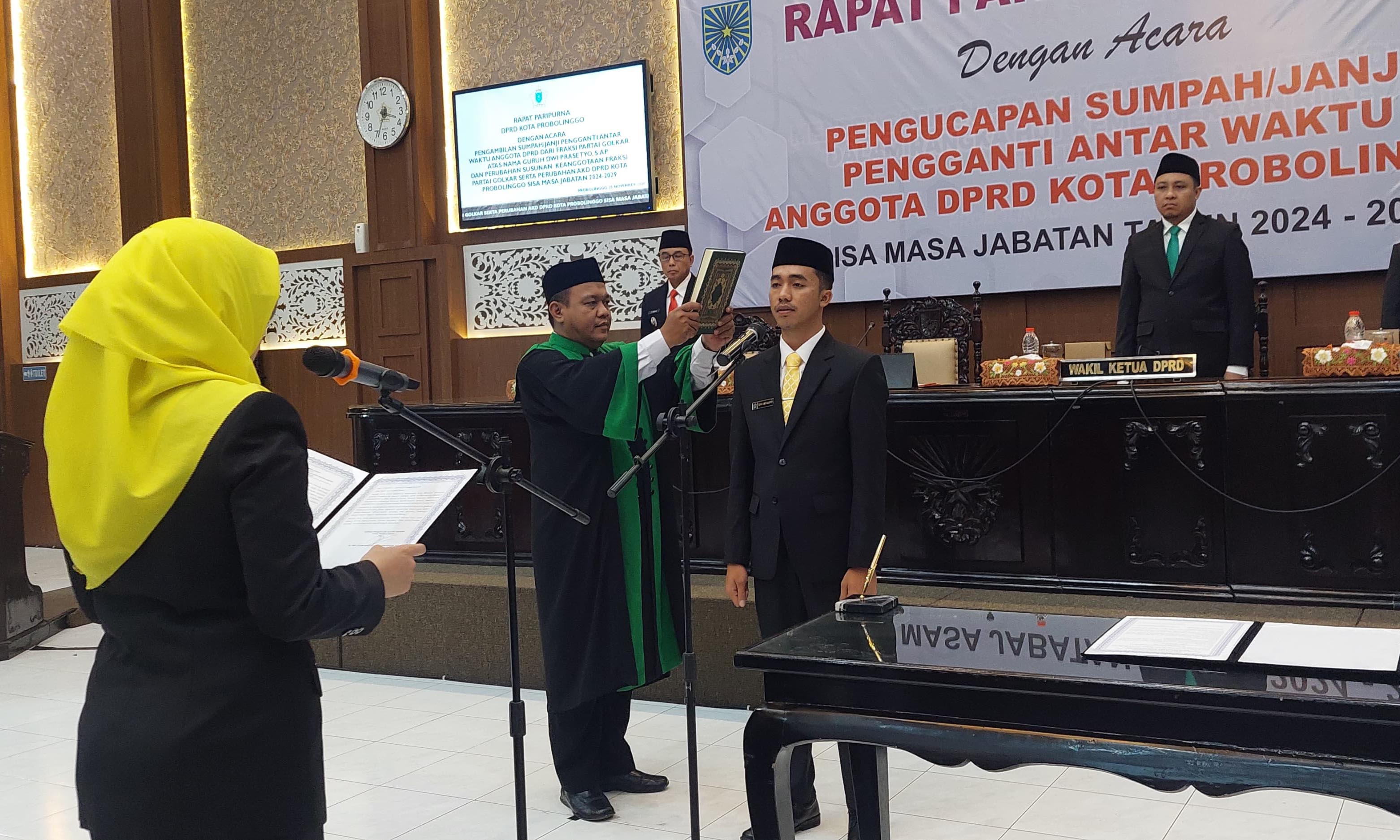 DILANTIK: Guruh Dwi Prasetyo dilantik menjadi anggota DPRD Kota Probolinggo menggantikan Fernanda Zulkarnain, Senin (25/11).