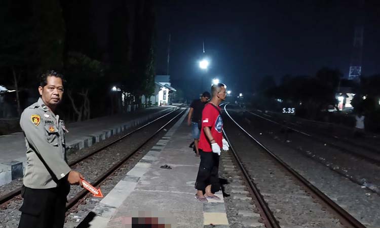 Petugas kepolisian saat melakukan olah TKP remaja tertabrak KA Mutiara Timur di Leces, Probolinggo.