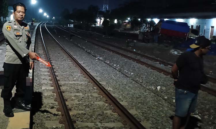 KECELAKAAN MAUT: Petugas kepolisian menunjukkan lokasi korban tertabrak KA Mutiara Timur tak jauh dari Stasiun Leces.