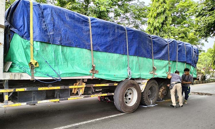 NAHAS: Kondisi truk tronton yang ban-nya terlepas lalu tertabrak motor di Kraksaan, Probolinggo hingga membuat seorang anak meninggal karena motor yang dikendarai menabrak ban truk.