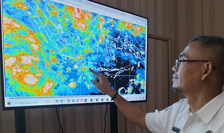 PANTAU GERAKAN AWAN: Kepala Stasiun Geofisika Pasuruan Rully Oktavia Hermawan melakukan pengamatan citra satelit untuk memantau kondisi pergerakan awan yang akan mempengaruhi cuaca di Pasuruan dan Pro