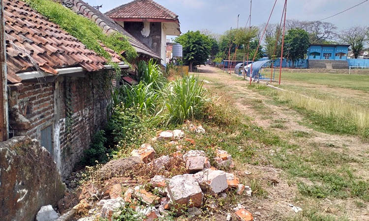 JEBOL: Tembok stadion yang jebol. Hal itu dipicu terjangan air sungai yang berlangsung saat hujan, beberapa tahun lalu.