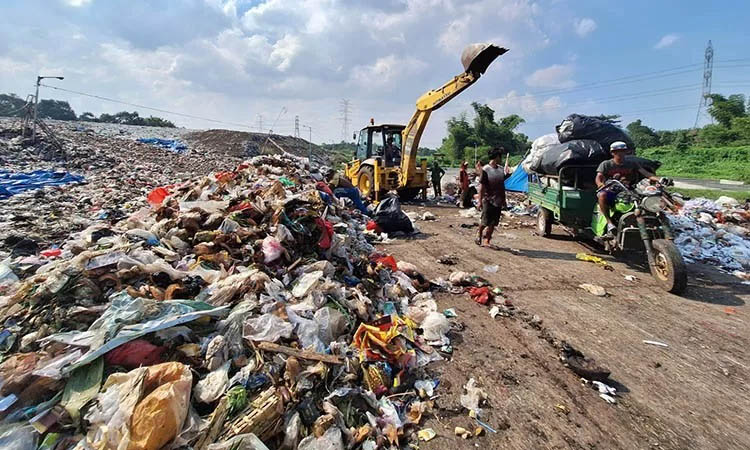 ANGKUT: Armada pengangkut sampah DLH Kabupaten Pasuruan yang beroperasi untuk membawa sampah ke TPA Wonokerto, Kecamatan Sukorejo.