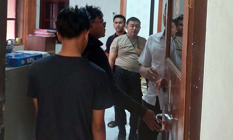BIKIN GEMPAR: Irf dan Irw saat diamankan di Polres Probolinggo Kota lantaran diduga melakukan money politics.