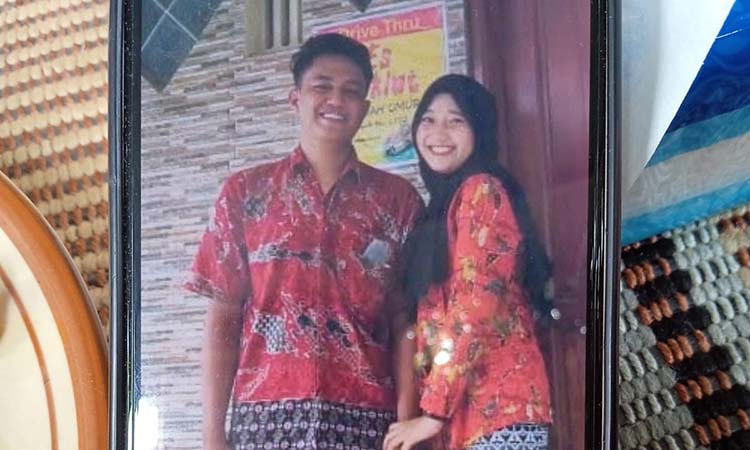 Oktora Rahmananda Sadewa (kiri) semasa hidup.