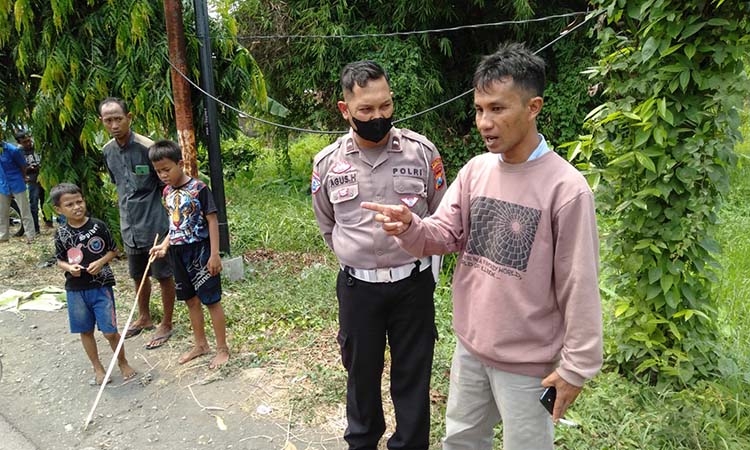 OLAH TKP: Petugas kepolisian saat melakukan olah TKP kecelakaan maut di Bugul Kidul, Kota Pasuruan.