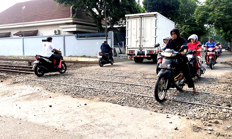 DIPERBAIKI: JPL 195 di Jalan Ikan Kerapu, Kelurahan Mangunharjo, Kecamatan Mayangan, diperbaiki, Selasa (26/11).