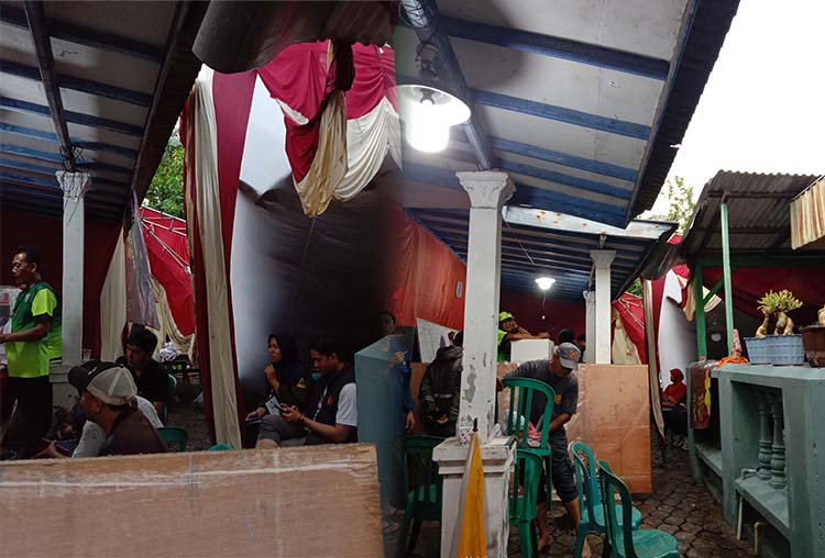 AMBRUK: Tenda TPS 02 di Kelurahan Kebonsari Kulon, Kecamatan Kanigaran, Kota Probolinggo, ambruk Rabu (27/11).