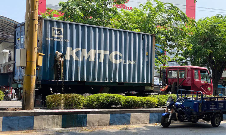 BOCOR: Cairan berbau busuk yang keluar dari kontainer di Jalan Soekarno-Hatta, Kota Pasuruan, Jumat (22/11) lalu sedang didalami kepolisian. Khususnya, berkaitan dengan kelengkapan dokumennya.