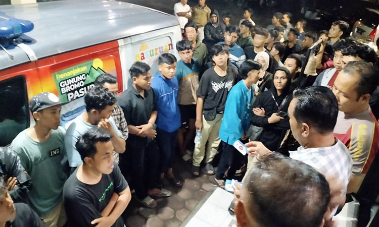 MENGADU: Puluhan pencari kerja yang melaporkan dugaan penipuan ke Polsek Pandaan. Tak hanya tak dapat kerja, mereka juga kehilangan uang ratusan ribu hingga jutaan rupiah.